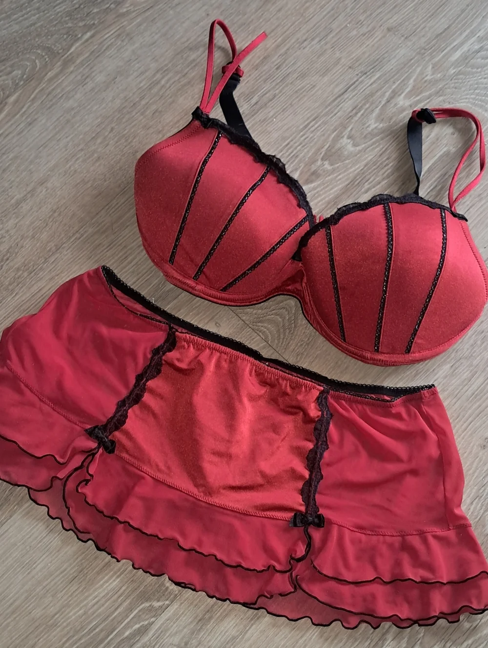 Apt. 9 Wine and Black 36 D and Large Lace Bra & Mini Skirt Set - Picture 12 of 16